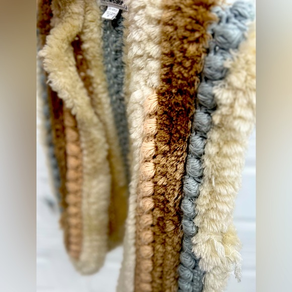 Le Sweater Vintage Hand Crocheted Sweater - Picture 4 of 6